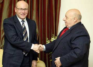 Εντείνεται η φημολογία για αποχώρηση του Ραούφ Ντενκτάς από τις συνομιλίες