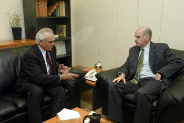 Διαδοχικές επαφές στο ΠΑΣΟΚ για τη χάραξη της αντιπολιτευτικής τακτικής