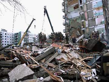 Δύο υπόπτους για την κατέρρευση της πολυκατοικίας στη Ρωσία αναζητούν οι Αρχές