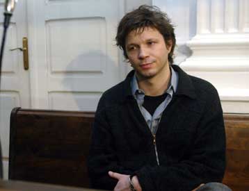 Στο εδώλιο ο τραγουδιστής Μπερτράν Καντά για τη δολοφονία της κόρης του Τρεντινιάν