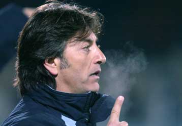 Μοίραζε συγχαρητήρια ο Βλάχος στην προπόνηση του Ιωνικού