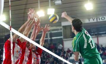 Ο Παναθηναϊκός «έσπασε» την έδρα του Ολυμπιακού, 3-2 στον α τελικό