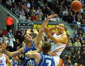 Η πρώτη νίκη του Ολυμπιακού για τους «16» μέσα στο Ζάγκρεμπ, 68-62 την Τσιμπόνα