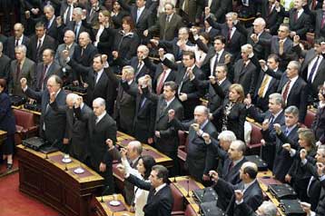 Σε πανηγυρικό κλίμα η ορκωμοσία των 300 βουλευτών