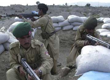 Υπό πακιστανικό κλοιό 400 ένοπλοι εξτρεμιστές στη μεθόριο με το Πακιστάν