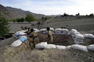 Συνεχίζονται οι μάχες στο Πακιστάν για τη σύλληψη εξτρεμιστών της Αλ Κάιντα