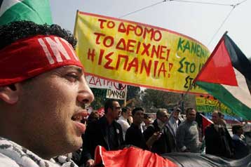 Χιλιάδες πολίτες στα αντιπολεμικά συλλαλητήρια Αθήνας και Θεσσαλονίκης