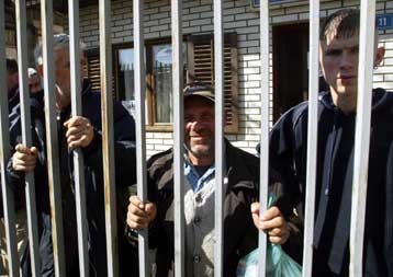 Υπό αυστηρά μέτρα ασφαλείας οι κηδείες των δύο ανήλικων Αλβανών στο Κοσσυφοπέδιο