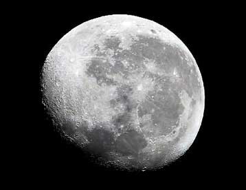 Αιώνιο φως λούζει το χείλος κρατήρα στη Σελήνη