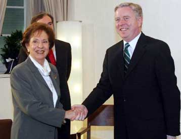 Για την Ευρωμεσογειακή Συνέλευση συζήτησε η πρόεδρος της Βουλής με τον Πατ Κοξ