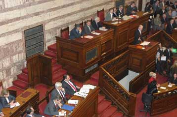 Τα μεσάνυχτα η ψήφος εμπιστοσύνης της Βουλής στην κυβέρνηση Καραμανλή