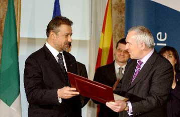 Την αίτηση ένταξης της ΠΓΔΜ στην ΕΕ υπέβαλε τη Δευτέρα ο Μπράνκο Τσερβενκόφσκι