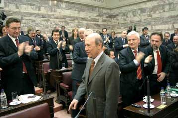 Για «προβολή με υπεροψία» κατηγορεί την κυβέρνηση ο Κώστας Σημίτης