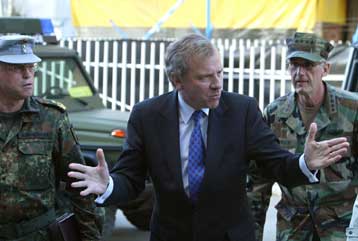 ΝΑΤΟ και ΕΕ καταδικάζουν τους Αλβανούς εξτρεμιστές του Κοσόβου για τις συγκρούσεις