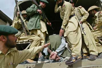 Τρεις Πακιστανοί στρατιώτες νεκροί από επίθεση με ρουκέτες κατά στρατιωτικής βάσης