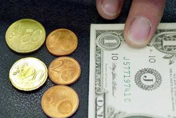 Υπό πίεση παραμένει το δολάριο την Τρίτη