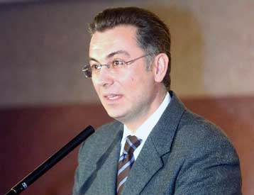 Παράθυρο διαλόγου για τις ταυτότητες λίγο πριν τη συνάντηση Καραμανλή-Χριστόδουλου