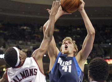 Με νίκη επί των Μάβερικς συνέχισαν να κυνηγούν το τρένο των πλέι οφ οι Σίξερς