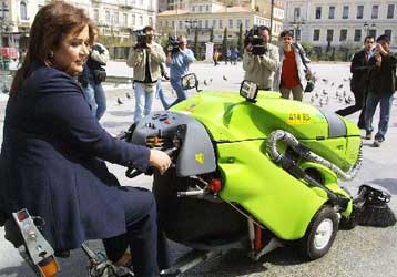 Πρόστιμα για όσους ρυπαίνουν την Αθήνα εισηγείται η Ντόρα Μπακογιάννη