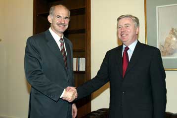 Κυπριακό και Σύνταγμα της ΕΕ κυριάρχησαν στη συνάντηση του Γ.Παπανδρέου με τον Π.Κοξ