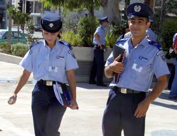 Βιβλιαράκι με οδηγίες συμπεριφοράς προς τους πολίτες θα λάβουν οι Έλληνες αστυνομικοί