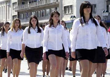 Υπό το βλέμμα της υπουργού Παιδείας παρήλασαν οι μαθητές στο κέντρο της Αθήνας