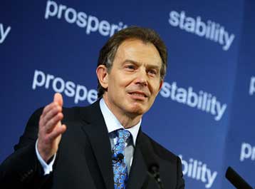 «Πακέτο» οικονομικής συνεργασίας και στρατιωτικής βοήθειας κομίζει στη Λιβύη ο Τ.Μπλερ