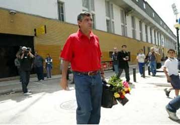 Αφού… πήγε στον Ολυμπιακό, ο Σάντος πηγαίνει και στην ΑΕΚ