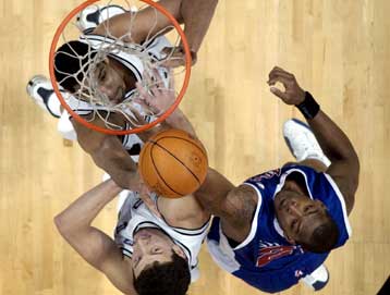 Αμυνα… η καλύτερη επίθεση των Σπερς που νίκησαν τους Πίστονς με 84-75