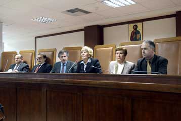 Θέμα αντικατάστασης των συνηγόρων των πέντε κατηγορουμένων από το δικαστήριο