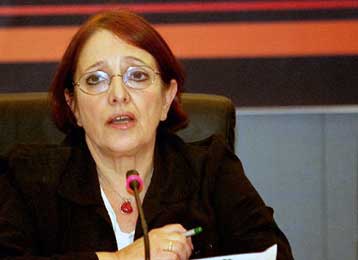 Την «ευρωδιχοτόμηση» της Κύπρου καταγγέλλει η Αλέκα Παπαρήγα