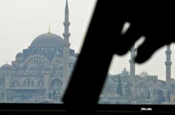 Επεισόδια με τρεις νεκρούς και δεκάδες τραυματίες σκιάζουν τις εκλογές στην Τουρκία