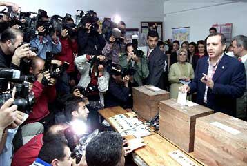 Μεγάλη νίκη του AKP υπό τον Ταγίπ Ερντογάν στις δημοτικές εκλογές στην Τουρκία