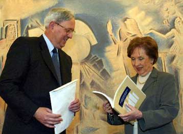 «Σήμα κινδύνου» για τα δημόσια οικονομικά από την ετήσια έκθεση της ΤτΕ