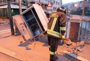 Ισχυρές εκρήξεις τη νύχτα σε αστυνομικό τμήμα της Γένοβας