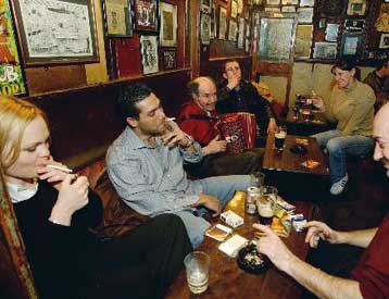 Απαγορεύτηκε στην Ιρλανδία το κάπνισμα σε κλειστούς κοινόχρηστους χώρους