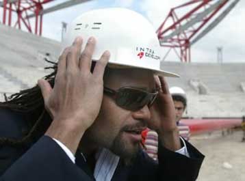 Φεύγει ο Καρεμπέ, έρχονται Ριβάλντο και Λουξεμπούργκο λέει το «Soccer Age»