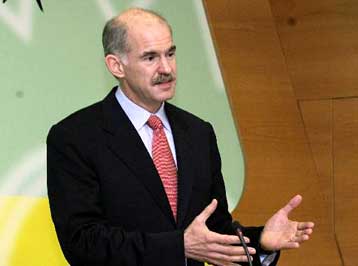 Για «ουδέτερη αμηχανία» στο Κυπριακό κατηγορεί την κυβέρνηση ο Γ.Παπανδρέου