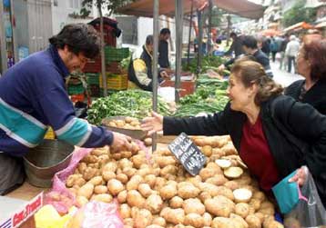 «Τσουχτερές» οι τιμές του πασχαλινού τραπεζιού