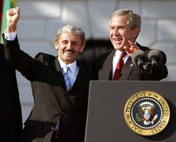 Χαιρετίζει ο Τζορτζ Ο.Μπους την ένταξη στο ΝΑΤΟ των επτά κρατών