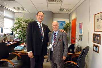 Ο Αλμπέρτο Χουαντορένα στην έδρα της Οργανωτικής Επιτροπής «Αθήνα 2004»