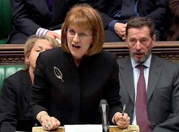 Παραίτηση της υπουργού Μετανάστευσης της Βρετανίας με «φόντο» απάτη με εκχώρηση βίζας