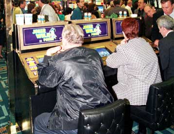 Αρση της απαγόρευσης για τα βιντεοπαιχνίδια και τα «φρουτάκια» απαιτεί η ΕΕ