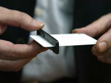 Εξαρθρώθηκε σπείρα αλλοδαπών που «παγίδευε» πιστωτικές κάρτες μέσω των τραπεζικών ΑΤΜ