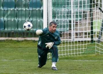 Με μαύρα περιβραχιόνια για τον παλιό προπονητή τους οι «πράσινοι»