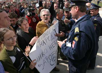 Διαδήλωση Σερβοβόσνιων κατά των επιχειρήσεων της SFOR για τον εντοπισμό του Κάρατζιτς