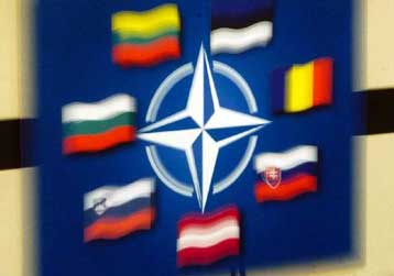 Στην έδρα του ΝΑΤΟ κυματίζουν οι σημαίες επτά νέων κρατών από την ανατολική Ευρώπη