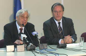 Και θα κρατήσουμε και θα ενισχύσουμε τα ΚΕΠ, διαβεβαιώνει ο υπουργός Εσωτερικών