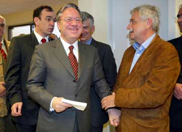 Δέσμευση Ανδρεουλάκου για επίλυση του θέματος των συμβασιούχων