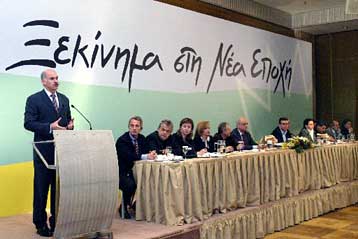 Δέσμευση Παπανδρέου για ισχυρή και σοσιαλιστική ταυτότητα του ΠΑΣΟΚ